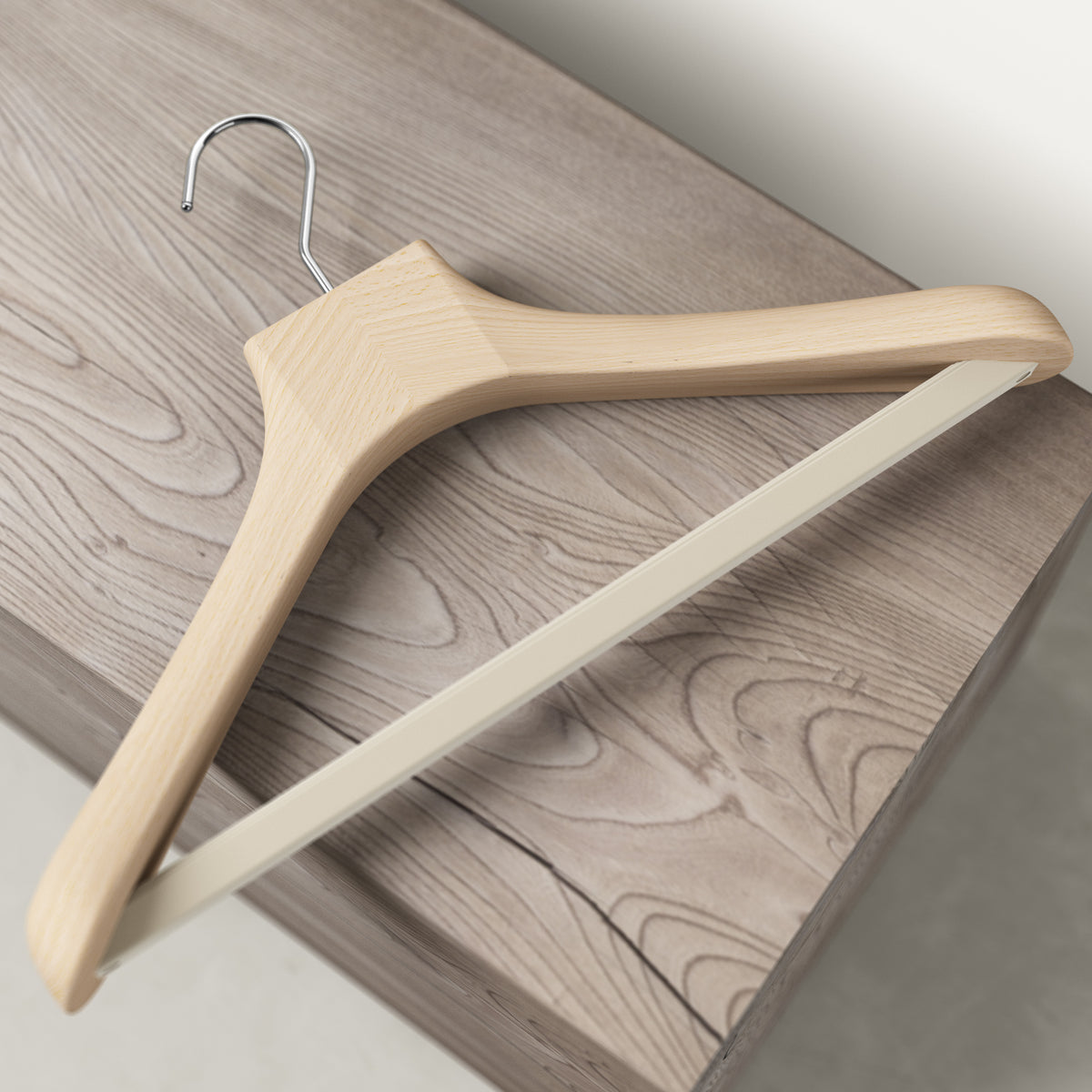 Wooden outerwear hangers with bar - Pack of 5 pieces