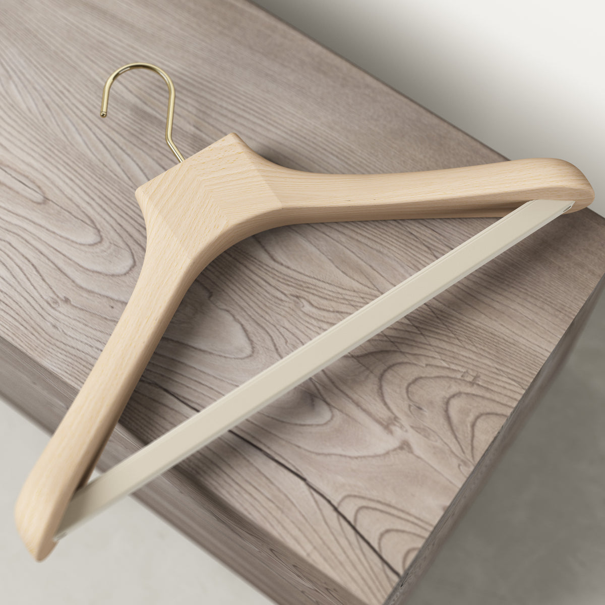 Wooden outerwear hangers with bar - Pack of 5 pieces